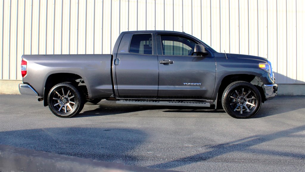 2017 Toyota Tundra SR5's photo