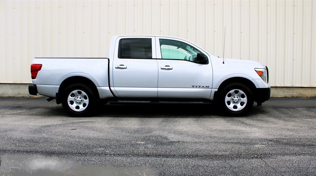 2017 Nissan Titan S's photo