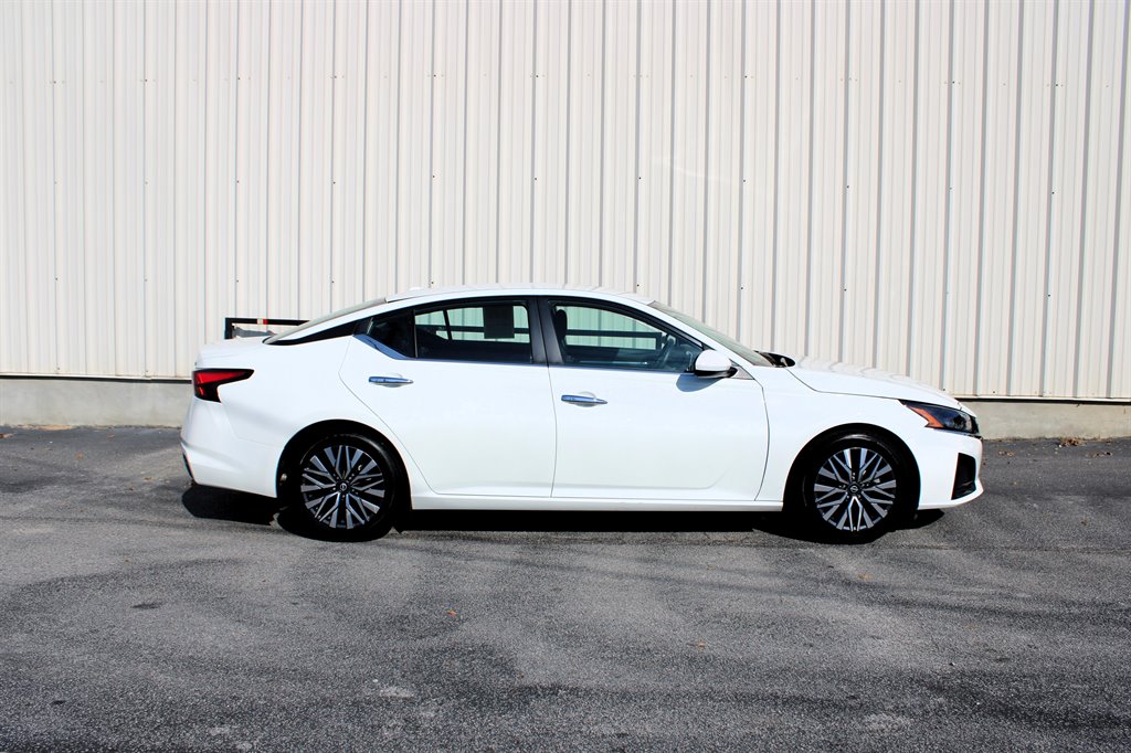 2023 Nissan Altima SV's photo