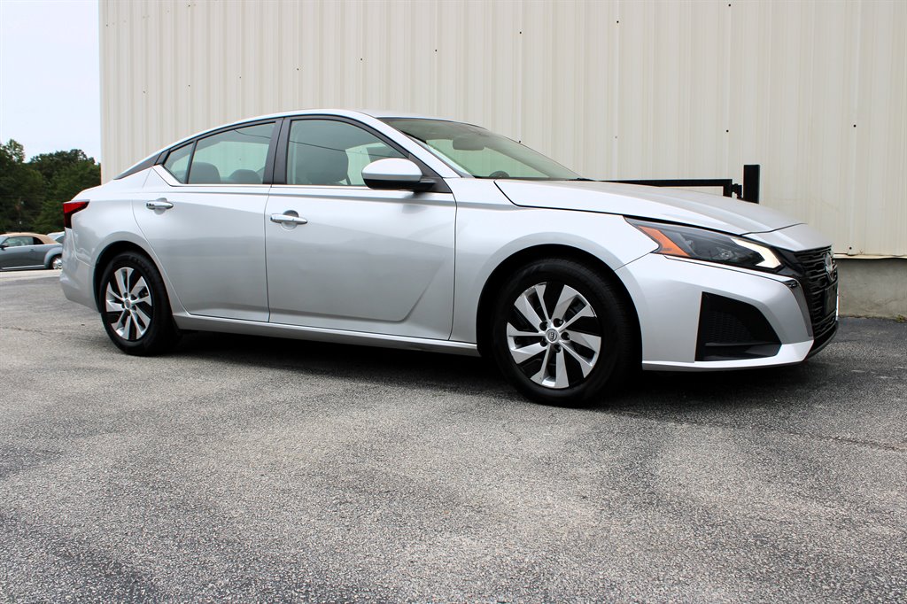 Nissan Altima photo 2
