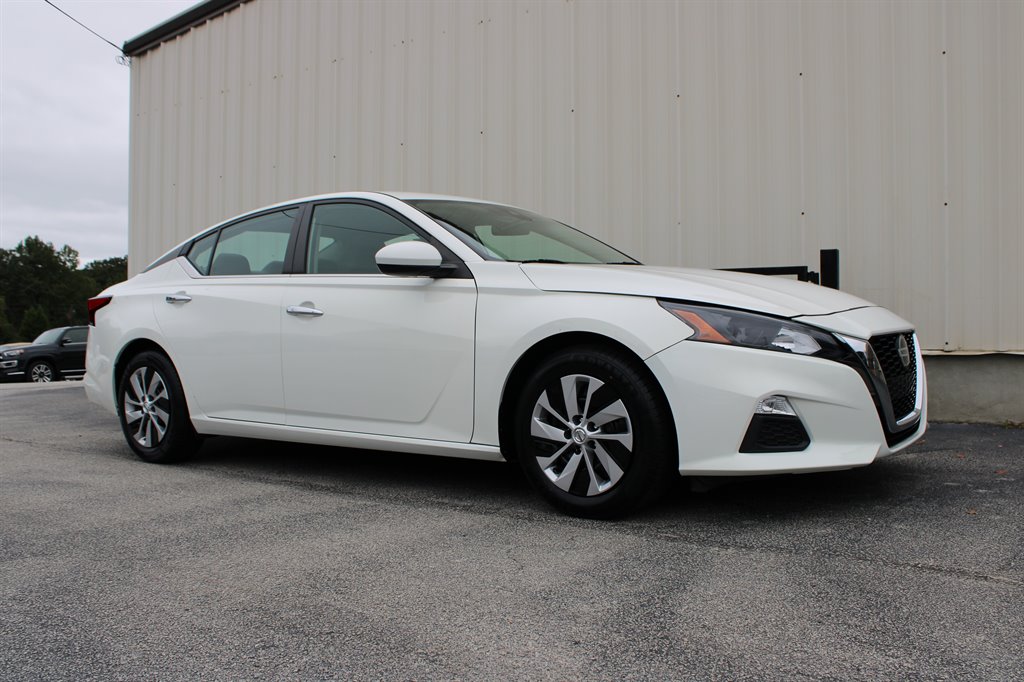 Nissan Altima photo 2