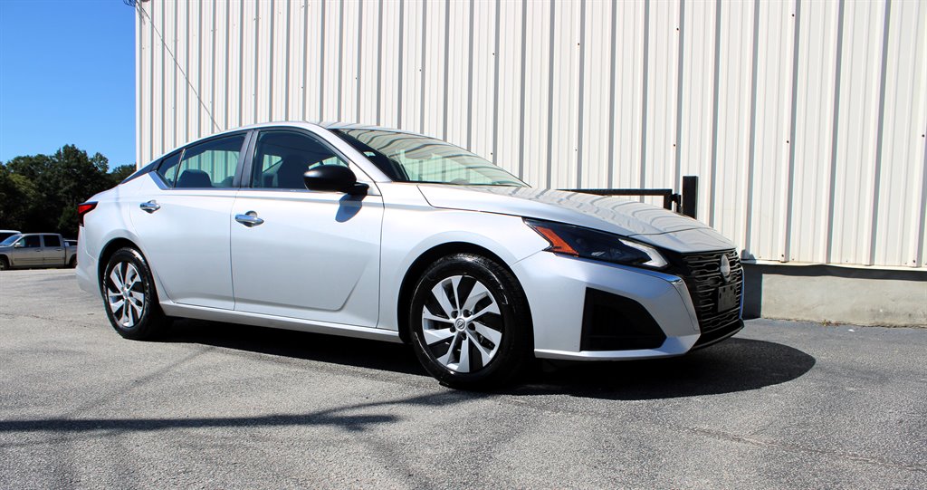 Nissan Altima photo 2